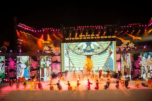Tuần “Đại đoàn kết các dân tộc - Di sản văn hóa Việt Nam” được tổ chức thường niên tại Làng Văn hóa - Du lịch các dân tộc Việt Nam (Đồng Mô, Sơn Tây, Hà Nội).
